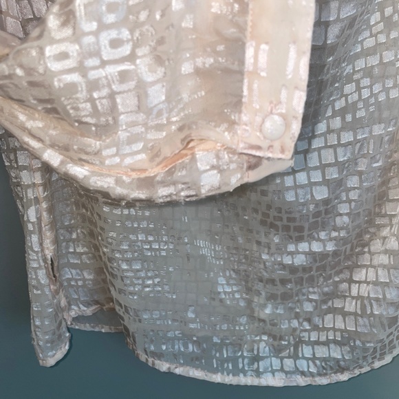 EUC Chico's Textured Croc Scale Embossed V Neck Pale Pink Blouse Size 0 Small - Picture 3 of 8